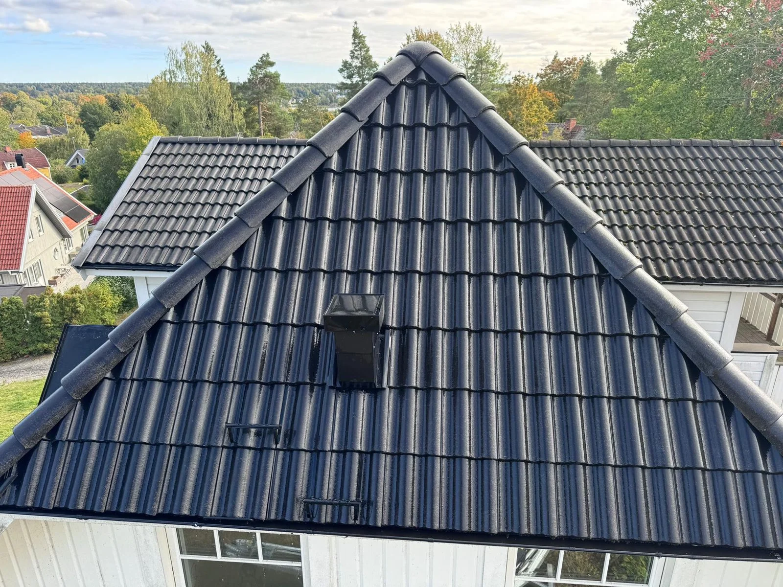 Efter – Takmålning av betongpannor i Stockholm