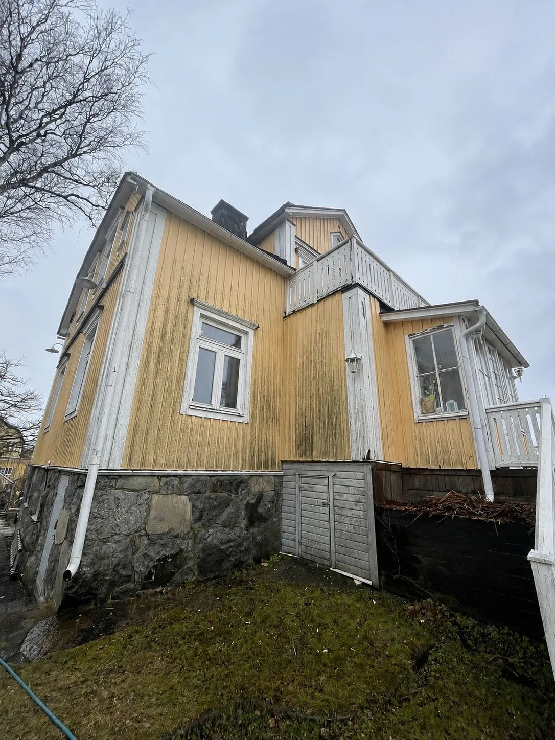 Före – Fasadtvätt av trä villa i Täby