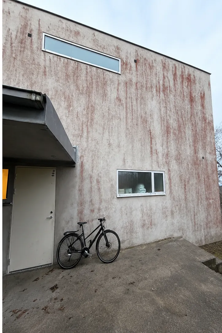 Före – Fasadtvätt av putsad fasad i Nacka