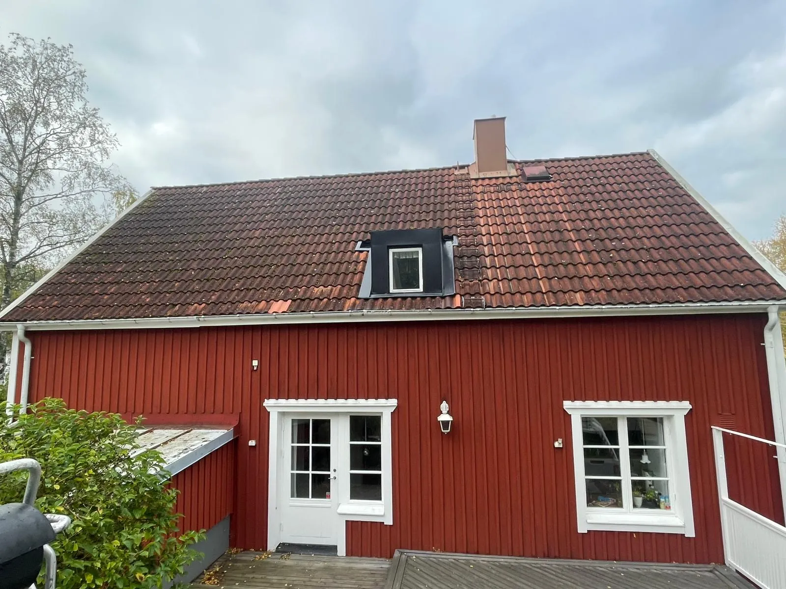Före – Taktvätt tegeltak Stockholm