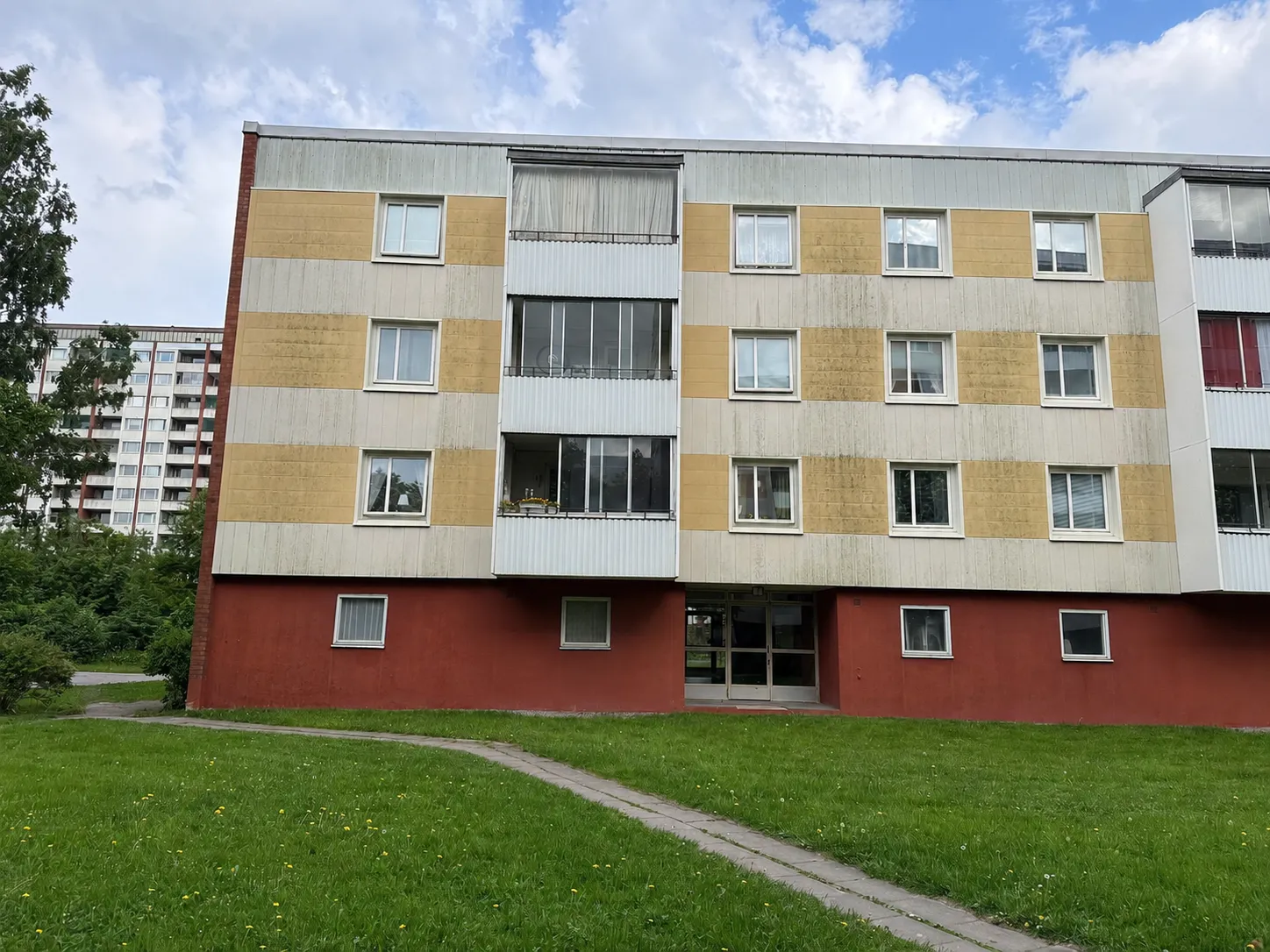 Före – Fasadtvätt av BRF-fastighet i Enköping
